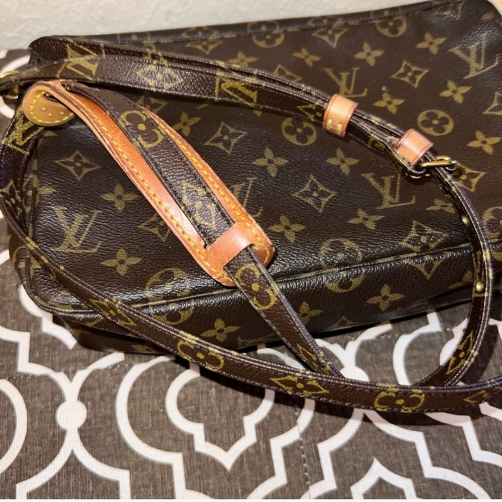 Louis Vuitton Trousser 28 with Authentic LV strap. 100% Vintage bag - Picture 8 of 12